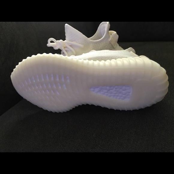 ⭐️⭐️SOLD⭐️⭐️Brand new yeezy boost 350 size 4.0 - Picture 4 of 5